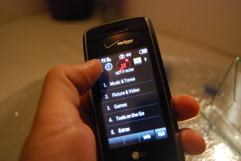 Illustration for article titled Verizon's LG VX10000 Voyager Revealed and Groped (with Gallery)